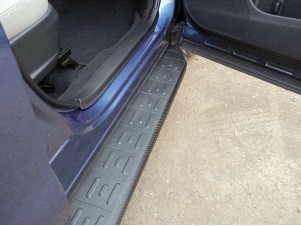 Пороги алюминиевые ТСС с накладкой чёрные для Subaru Forester № SUBFOR16-06BL